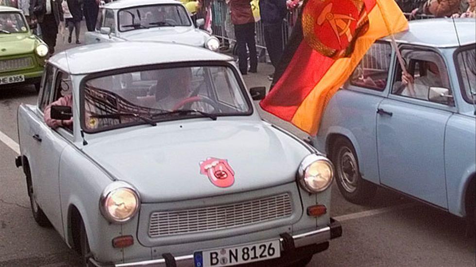 En procession av Trabanter - den hatälskade östtyska bilen - firade den 3 oktober 1999 nioårsdagen av Tysklands återförening.