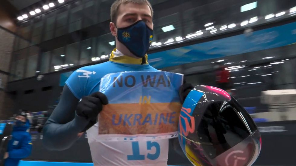 Vladyslav Heraskevytsj håller upp en skylt med texten "no war in Ukraine". Arkivbild.