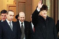 På nyårsafton 1999 annonserade Boris Jeltin sin avgång. Vid hans sida Vladimir Putin, vid den tiden en något förslagen premiärminister.