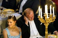 Göran Persson pratar i mobilen under Nobelmiddagen 2003 – ett tilltag som kritiserades. Arkivbild.