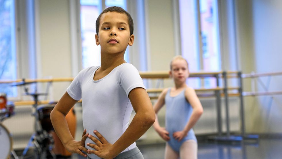 David, 10 år, vet att det är viktigt att vara rak i ryggen när man dansar balett.