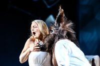 Elin Rombo som älvdrottningen Titania och Peter Kajlinger som åsna i ” En midsommarnattsdröm”.