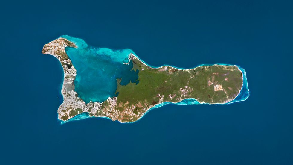 Flygbild över Grand Cayman, den största av Caymanöarna.