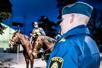 Ridande poliser har använts i Nacka för att bromsa rånvågen mot unga. Här syns poliserna Johan Kust och Johan Bondesson. 