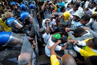 Demonstranter drabbar samman med poliser utanför sydafrikanska parlamentet i samband med president Jacob Zumas tal om läget i landet.