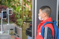 En kinesisk student visar upp sig för apparatur för ansiktsigenkänning – den senaste tekniken i övervakningens historia.