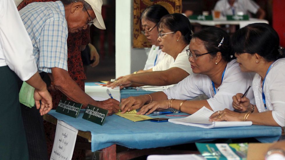 En väljare lägger sin röst i Burmas största stad, Rangoon, som tidigare var landets huvudstad.
