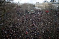 Tiotusentals människor har samlats på Place de la Republique.