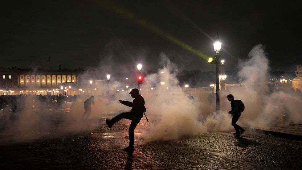 Polisen använde bland annat tårgas mot demonstranter i Paris på fredagen.