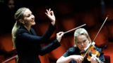 Norskan Cathrine Winnes dirigerar Benjamin Staerns andra symfoni, som beställts av Kungliga Filharmonikerna.
