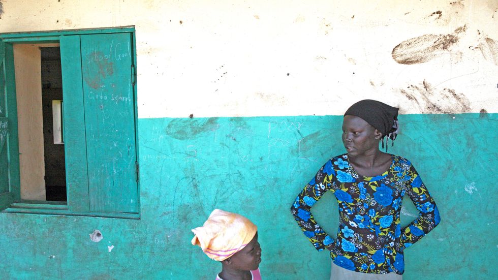 Många tonårsflickor i Sydsudan har svårt att gå i skolan. Skolan är viktig av flera orsaker, inte minst för att de minskar risken för att barnen blir bortgifta. Men många skolor är förstörda, på andra håll är vägen till skolan för farlig. För en del flickor är skolavgifter och hårda krav på att delta i hushållsarbetet hinder som försvårar skolgången.