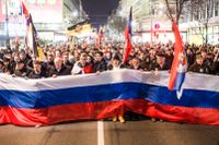 Pro-ryska demonstranter med en stor rysk flagga i Serbiens huvudstad Belgrad tidigare i mars. 