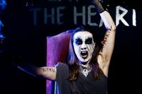 Josefin Ankarberg förvandlar sig till black metal-häxa på Moment:teater.