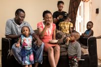 Ingenjören Adebayo Abejide, snart 40 år, kommer hem sent till sin familj efter att ha suttit fast i trafiken. ”Det är svårt att få tid för att sitta ned som en familj och äta mat tillsammans”, säger han. Foto: Rahima Gambo (alla bilder)