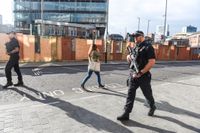 Beväpnade polisstyrkor patrullerade gatorna utanför Victoria Station i Manchester under tisdagsmorgonen.