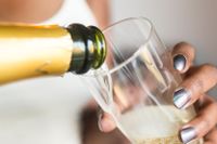 Alkoholvanorna behöver uppmärksammas mer inom den svenska hälso- och sjukvården, skriver artikelförfattarna. 