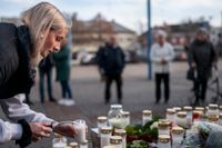 Tilda Liljeblad tänder ett ljus på Stortorget i Vetlanda. Många samlades på torsdagen för att sörja 21-åriga Tove.