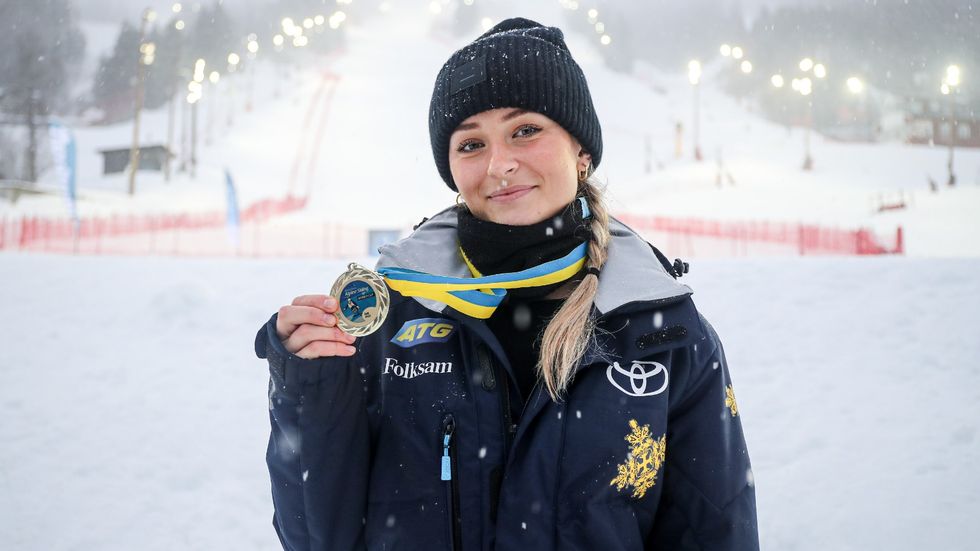 Ebba Årsjö med medaljen för seger i storslalom vid världscuptävlingarna i Åre i januari.