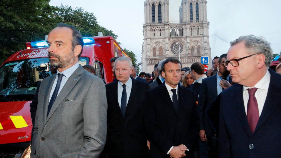 Frankrikes premiärminister Edouard Philippe, till vänster, besöker Notre-Dame tillsammans med president Emmanuel Macron.
