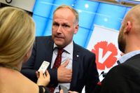 Vänsterpartiledaren Jonas Sjöstedt håller på måndagskvällen en pressträff i riksdagens presscenter i Stockholm efter att Socialdemokraterna meddelat att vänsterpartiet inte kommer att ingå i en framtida regering.