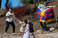 En polis försöker stoppa protester från tibetaner under eldtändningsceremonin i Olympia.