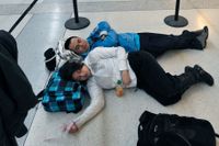 Passagerare sover på golvet på Pearson International Airport i Toronto då ett antal flyg ställts in på grund av kraftig storm.