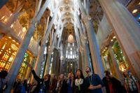 Interiör från Sagrada Familia, Barcelonas mest besökta turistattraktion. Arkivbild.