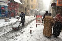Varje gång det snöar i Istanbul ger sig Nobelpristagaren Orhan Pamuk ut med en kamera i sin hand.