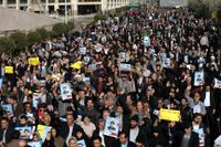 Under en regimtrogen demonstration på fredagen i huvudstaden Teheran skanderar deltagarna slagord mot den gångna veckans protester mot regimen.