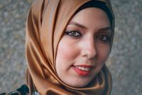 Rasha Alqasim, född 1989 i Samarra, Irak, är poet och journalist. Sedan 2014 är hon bosatt i Göteborg. ”Jag matar kriget med dem jag älskar” är hennes debut.