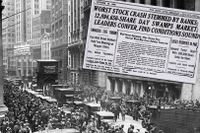 Wall Street 1929. På några få dagar raderas mer pengar än vad USA spenderat under första världskriget.
