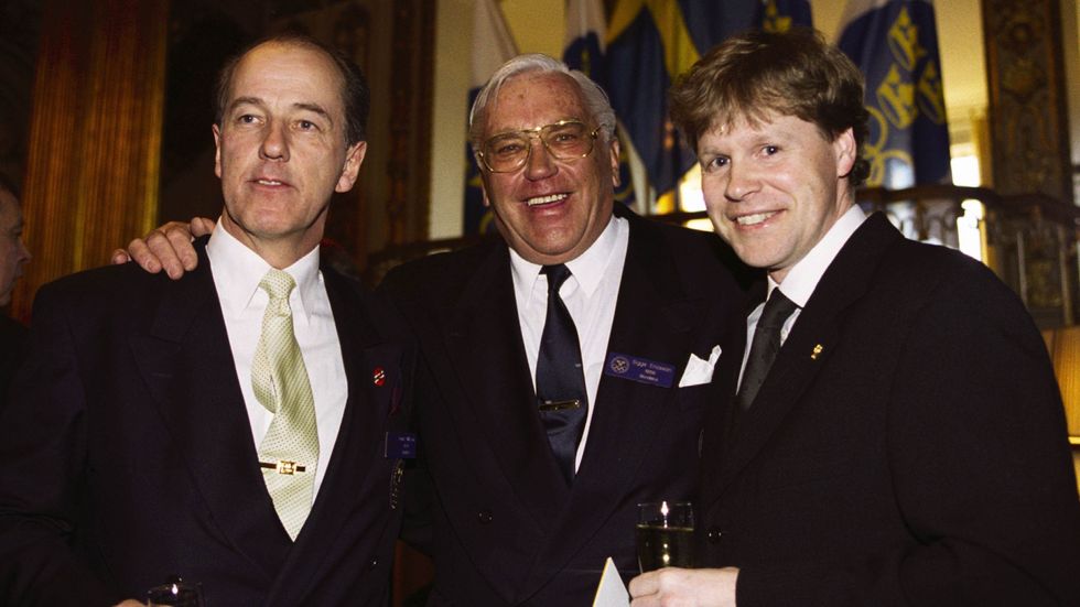 Sigge Ericsson (i mitten) tillsammans med två andra svenska OS-guldmedaljörer i skridsko, Jonny Nilsson (vänster) och Tomas Gustafson (höger) i Stockholm år 2000. Arkivbild.
