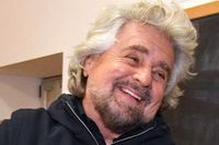 Femstjärnerörelsens ledare Beppe Grillo kräver ny ett snabbt nyval efter att Renzi meddelat sin avgång.