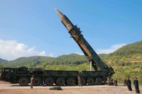 Kim Jong Un inspekterar en Hwasong-14 interkontinental ballistisk missil.