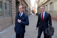 Gustav Kasselstrand (tv), ordförande i Sverigedemokraternas ungdomsförbund SDU, och William Hahne lämnar SD:s partistyrelses möte i Gamla Stan. Arkivbild.