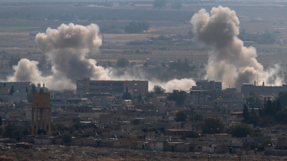 Rök stiger från Ras al-Ayn i norra Syrien efter attacker utförda av turkiska styrkor, tisdagen den 15 oktober.