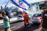 Demonstranter blockerar en motorväg som leder till Jerusalem, i protest mot regeringens planer på att kraftigt förändra det israeliska rättsväsendet.