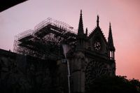 Modemiljardärer och riskkapitalister har donerat miljoner till återuppbyggnaden av Notre-Dame.