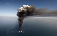 21 april 2010: ett stort rökmoln stiger upp från BP:s Deepwater Horizon.