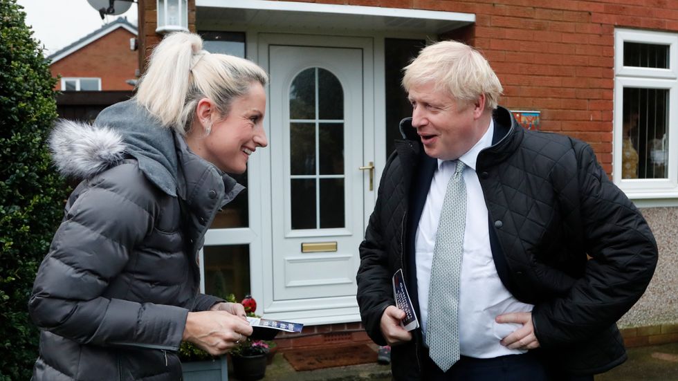 Boris Johnson i samtal med en väljare i Mansfield under valkampanjen. 