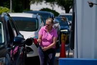 En lång kö bildades under tisdagen vid en bensinstation i Charlotte, North Carolina.