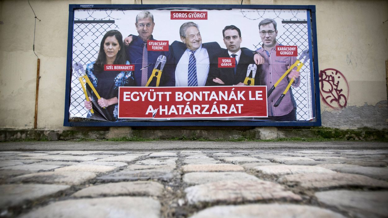 En av affischerna som används mot George Soros, klippsaxarna är inkopierade för att illustrera att Ungern ska klippa upp stängslen vid landets gränser och släppa in flyktingar från Afrika i landet.