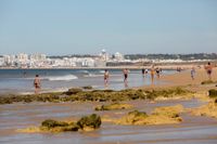 Turister på stranden i Albufeira i regionen Algarve i södra Portugal. Bilden är från den 18 maj, då framför allt brittiska turister just börjat anlända i större antal efter att reserestriktioner lättats.