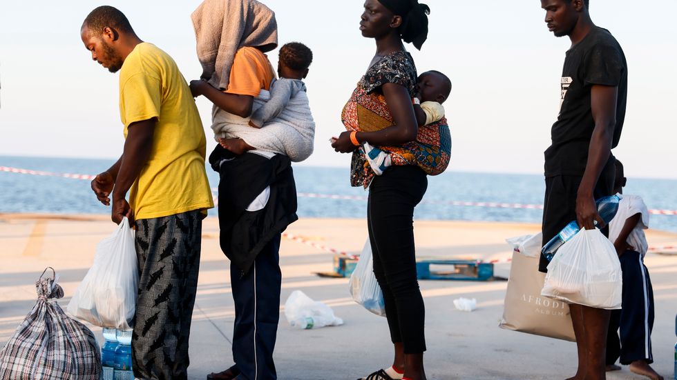 Migranter och asylsökande i kö på Lampedusa i september i fjol. Arkivfoto.