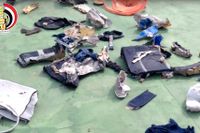 Vrakdelar och personliga tillhörigheter från det försvunna Egyptair-planet.
