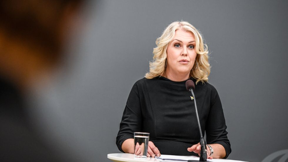 Socialminister Lena Hallengren (S) på presskonferensen där coronakommissionen presenterade sin första delredovisning.