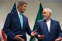 USA:s utrikesminister John Kerry i samspråk med Mohammad Javad Zarif, Irans utrikesminister.