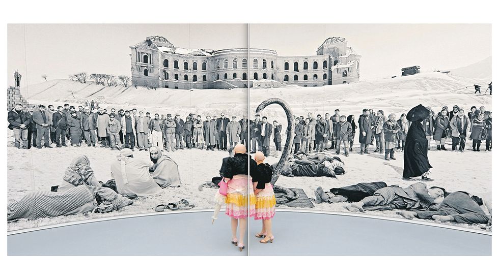Ruinerna av det kungliga palatset i Kabul fyller upp en hel vägg i Goshka Macugas 17 meter långa digitala collage Of what it is, that it is; of what it is not, that is not, 2012. I förgrunden: performancekonstnärerna Eva och Adele.