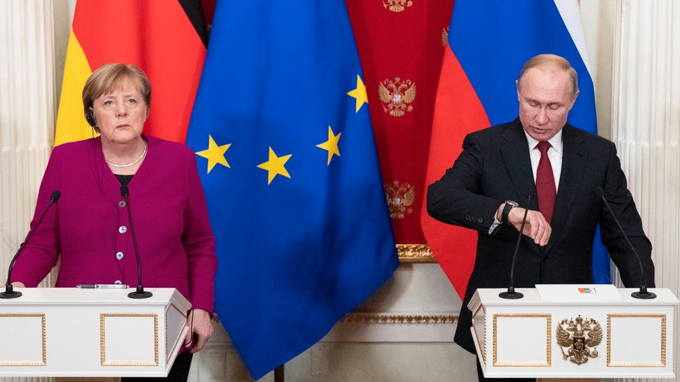 Tiden är inne för ännu en spionaffär att förpesta relationen mellan förbundskansler Angela Merkel och president Vladimir Putin. Arkivbild.