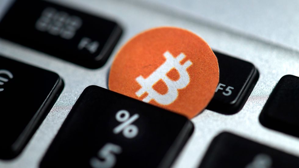 En våg av bedragare lockar med investeringar i bitcoin för att få tillgång till personers bankuppgifter.